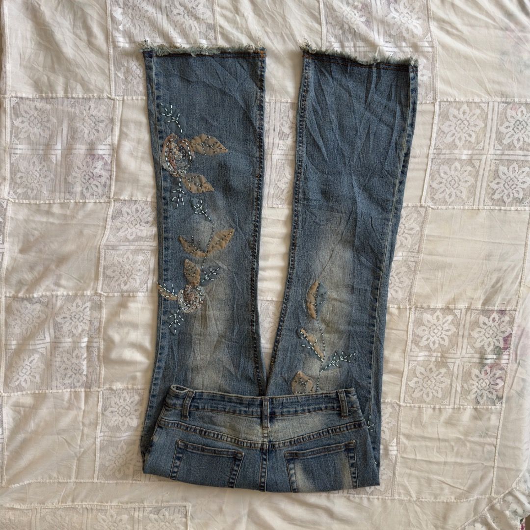 MODA Beaded Denim Jeans (Category: Jeans) located in Cebu City. Submitted by marikit_thrift (Listing ID 1461686755, Image 2). Description: Moda Beaded Embroidered Jeans -beads in tact -size M on tag -w-26, l-37, rise-9.5.