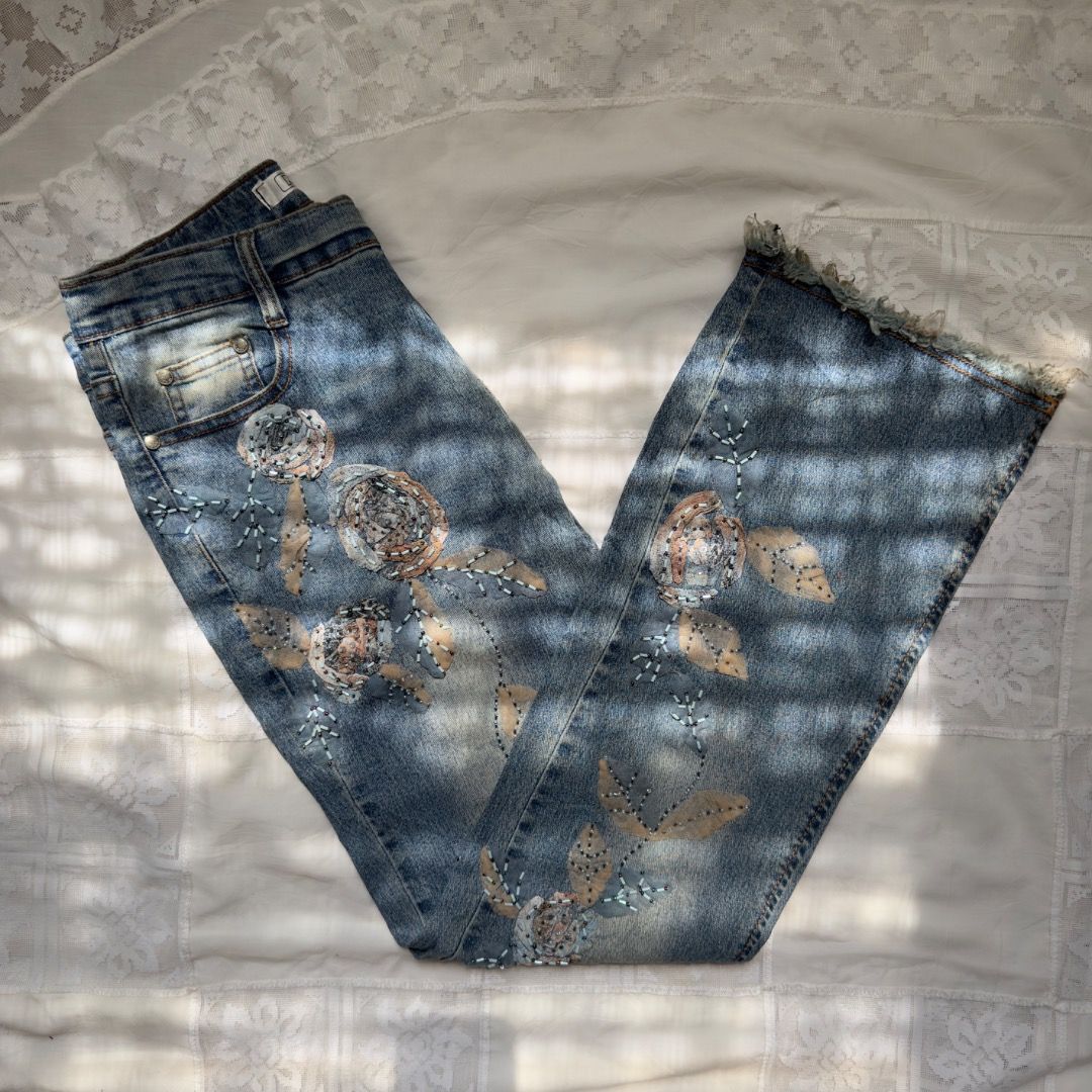 MODA Beaded Denim Jeans (Category: Jeans) located in Cebu City. Submitted by marikit_thrift (Listing ID 1461686755, Image 3). Description: Moda Beaded Embroidered Jeans -beads in tact -size M on tag -w-26, l-37, rise-9.5.
