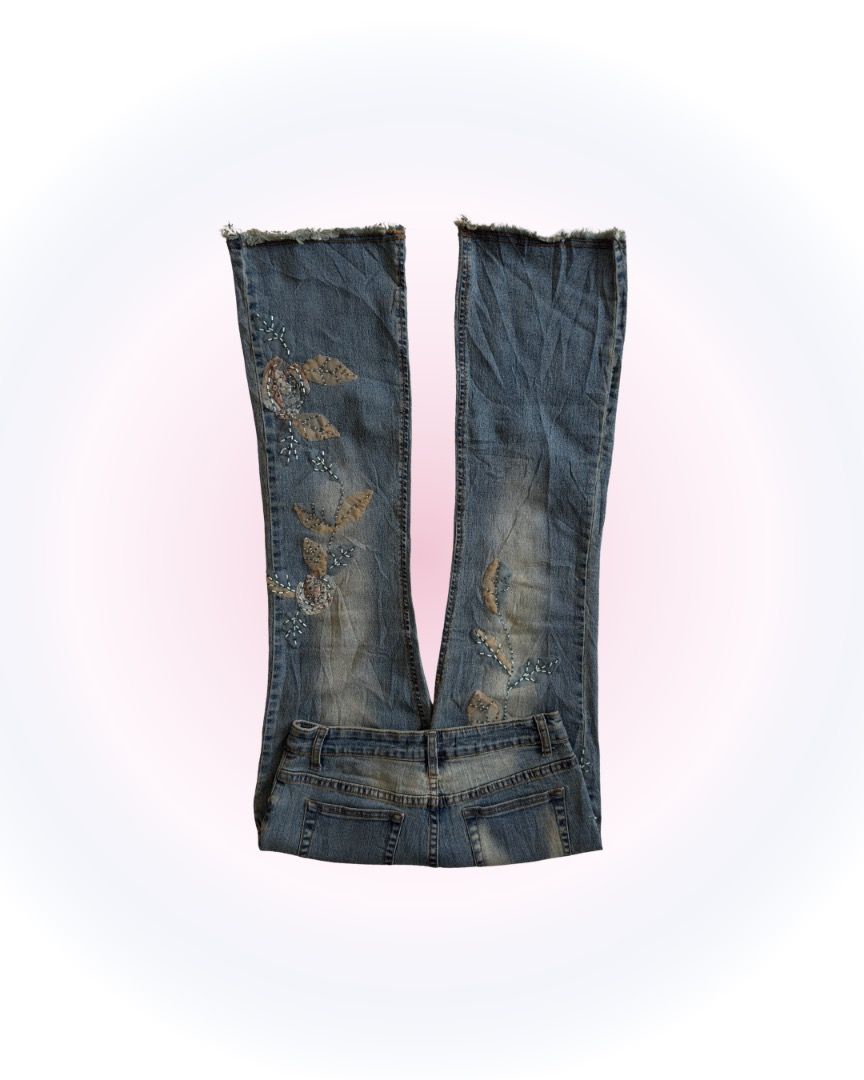 MODA Beaded Denim Jeans (Category: Jeans) located in Cebu City. Submitted by marikit_thrift (Listing ID 1461686755, Image 1). Description: Moda Beaded Embroidered Jeans -beads in tact -size M on tag -w-26, l-37, rise-9.5.