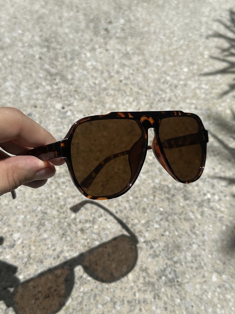 MODERNÓ Aviator Sunglasses Tortoiseshell Pattern (Category: Sunglasses & Eyewear) located in Pasig City. Submitted by AlbertCruz97 (Listing ID 1461603690, Image 3). Description: - Classic aviator style - Tortoiseshell pattern on frames - Brown tinted lenses - Comes with original MODERNÖ box - Ideal for sunny days and eye protection.