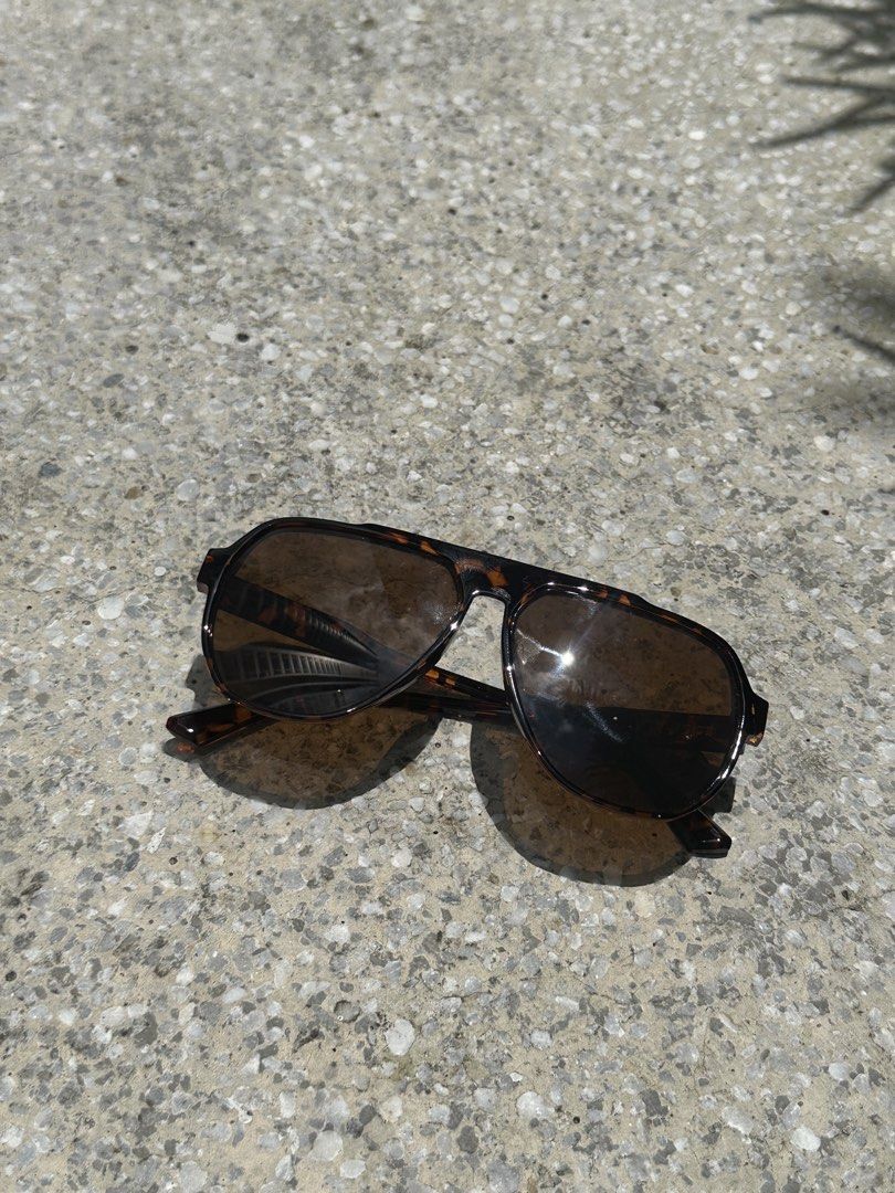 MODERNÓ Aviator Sunglasses Tortoiseshell Pattern (Category: Sunglasses & Eyewear) located in Pasig City. Submitted by AlbertCruz97 (Listing ID 1461603690, Image 2). Description: - Classic aviator style - Tortoiseshell pattern on frames - Brown tinted lenses - Comes with original MODERNÖ box - Ideal for sunny days and eye protection.