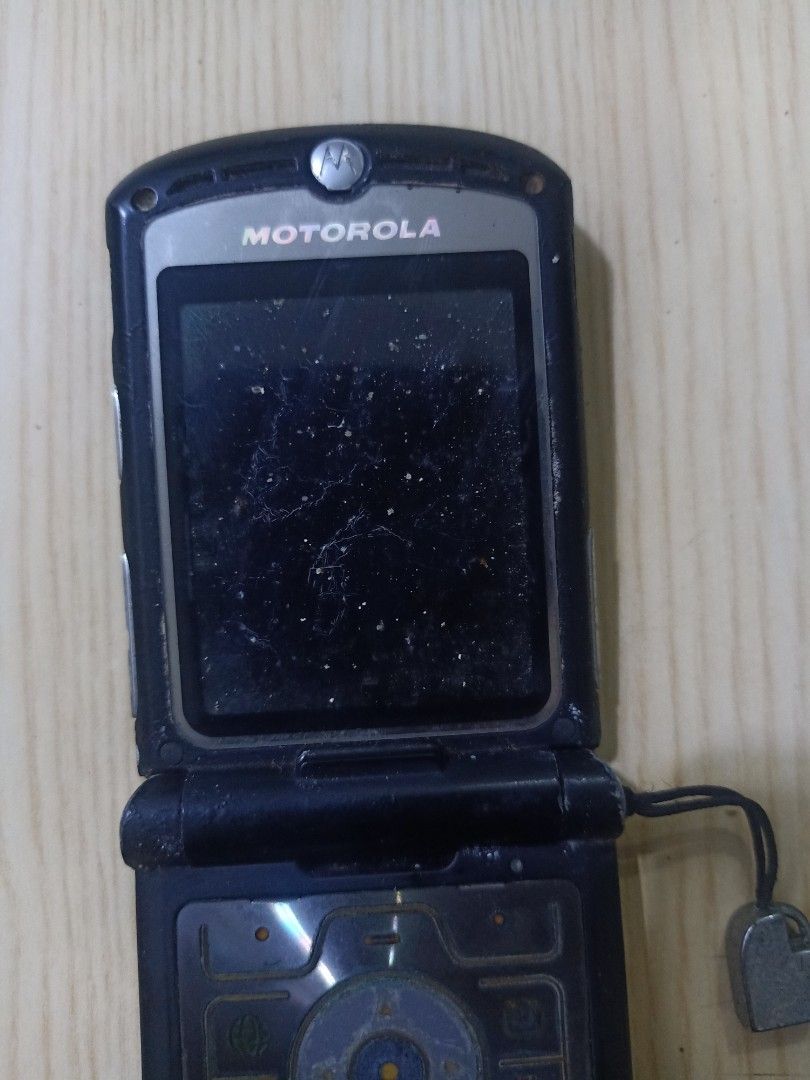 Motorola razr (Category: Motorola) located in Las Pinas. Submitted by the_recycle_shop (Listing ID 1461735928, Image 3). Description: Untested selling as defective Buy at your own risk For display or props.