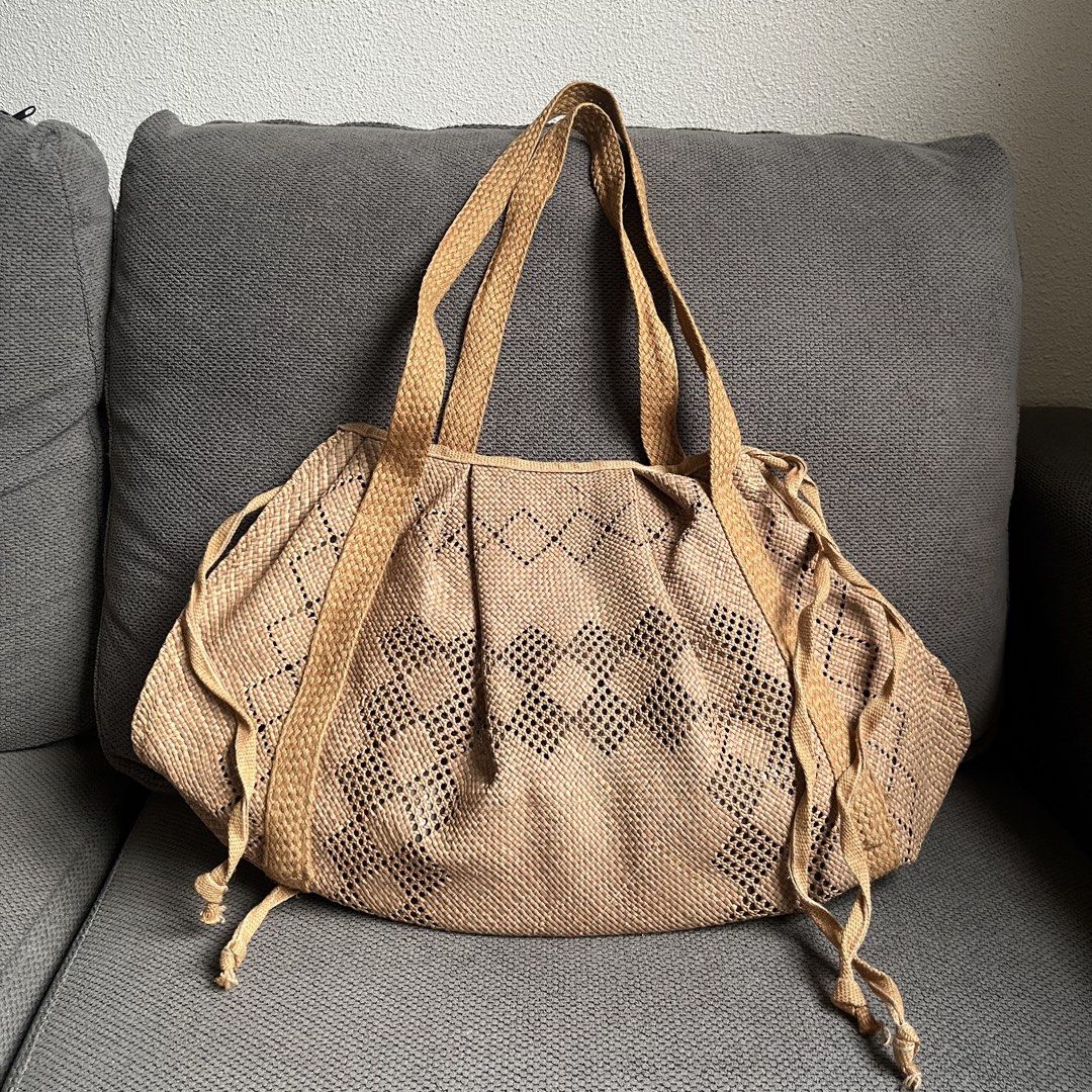 Native Brown Weave Shoulder Bag (Category: Beach Bags) located in Silang. Submitted by f4iry4rch1ve (Listing ID 1461684708, Image 2). Description: Native Brown Weave Shoulder Bag 1000 php+ sf Dimensions: view the pictures above -fits a lot of things -may plastic lining sa botton interior - actual photos Note: Colors may vary due to lighting Please message me for shipping and payment method... .