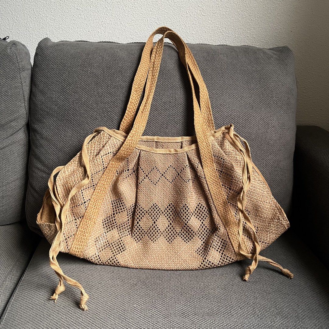 Native Brown Weave Shoulder Bag (Category: Beach Bags) located in Silang. Submitted by f4iry4rch1ve (Listing ID 1461684708, Image 1). Description: Native Brown Weave Shoulder Bag 1000 php+ sf Dimensions: view the pictures above -fits a lot of things -may plastic lining sa botton interior - actual photos Note: Colors may vary due to lighting Please message me for shipping and payment method... .
