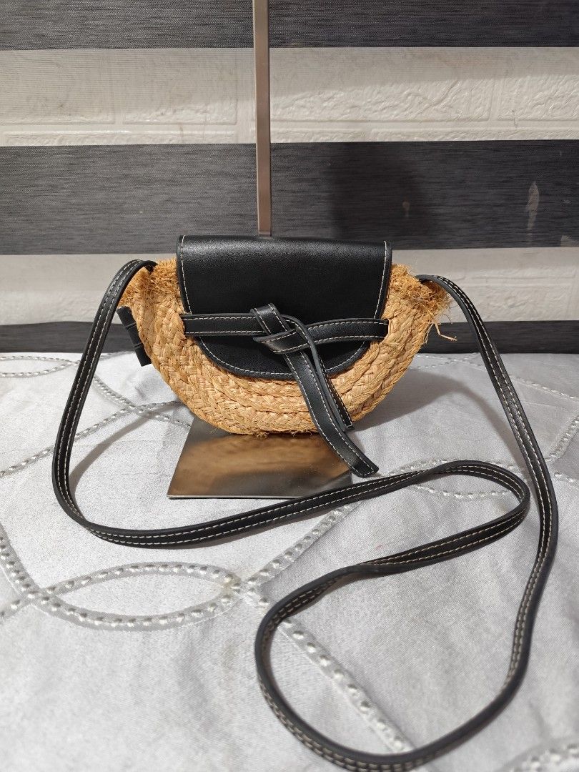 native material with leather shoulder bag (Category: Shoulder Bags) located in Santa Rosa. Submitted by ahroncatpad (Listing ID 1461733993, Image 1). Description: native material with leather flap leather strap all leather material in good condition,no bakbak,stitches intact with open pockets inside also leather material.