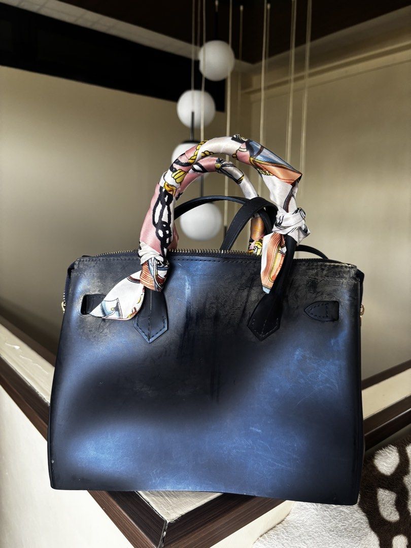 Navy Blue Jelly Bag (Category: Cross-body Bags) located in Quezon City. Submitted by dearbento.boutique (Listing ID 1461660345, Image 2). Description: Navy Blue Jelly Bag -needs a little bit of cleaning.