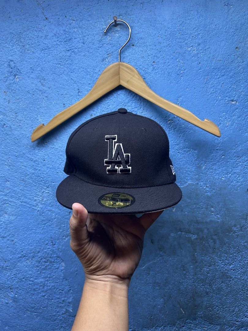 New Era 59FIFTY LA Dodgers Fitted Cap Size 7 (Category: Caps & Hats) located in Quezon City. Submitted by thriftxgoods (Listing ID 1461660698, Image 1). Description: - Authentic LA Dodgers New Era 59FIFTY fitted cap - Size: 7 (55.8cm) - Unique light purple underside on the brim - Ideal for any dedicated Dodgers fan.