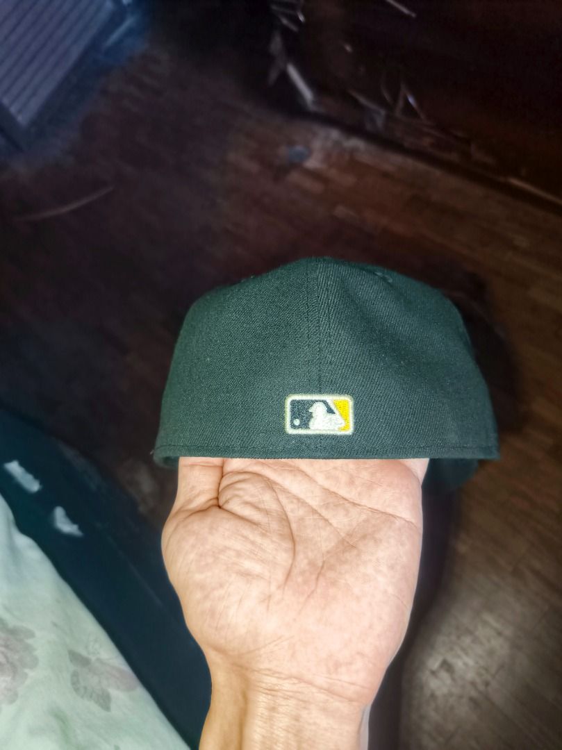 New Era Pittsburgh Pirates Fitted Baseball Cap (Category: Caps & Hats) located in Caloocan City. Submitted by sumiyagggg (Listing ID 1461591261, Image 2). Description: - Brand: New Era - Model: 59FIFTY - Team: Pittsburgh Pirates - Size: 7 1/4 - Features: Iconic 'P' logo on front, MLB logo on back, New Era logo on side - Condition: New - Ideal for: Any Pittsburgh Pirates fan.