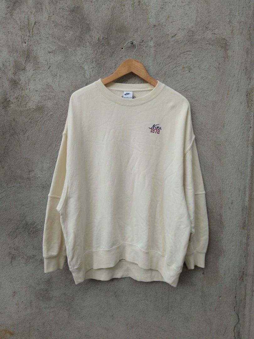 Nike 1972 Cream Crewneck Sweatshirt (Category: Coats, Jackets and Outerwear) located in Dumaguete. Submitted by kxnethrifted (Listing ID 1461664202, Image 1). Description: Size S on Tag Best fit size L to Xl W - 25.5 L - 28 CR - 9.5/10 Excellent Condition Need wash with minamal stains Price + sf Dm if interested 📩.