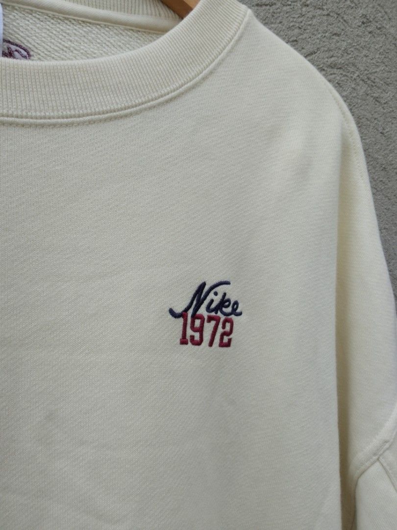 Nike 1972 Cream Crewneck Sweatshirt (Category: Coats, Jackets and Outerwear) located in Dumaguete. Submitted by kxnethrifted (Listing ID 1461664202, Image 3). Description: Size S on Tag Best fit size L to Xl W - 25.5 L - 28 CR - 9.5/10 Excellent Condition Need wash with minamal stains Price + sf Dm if interested 📩.