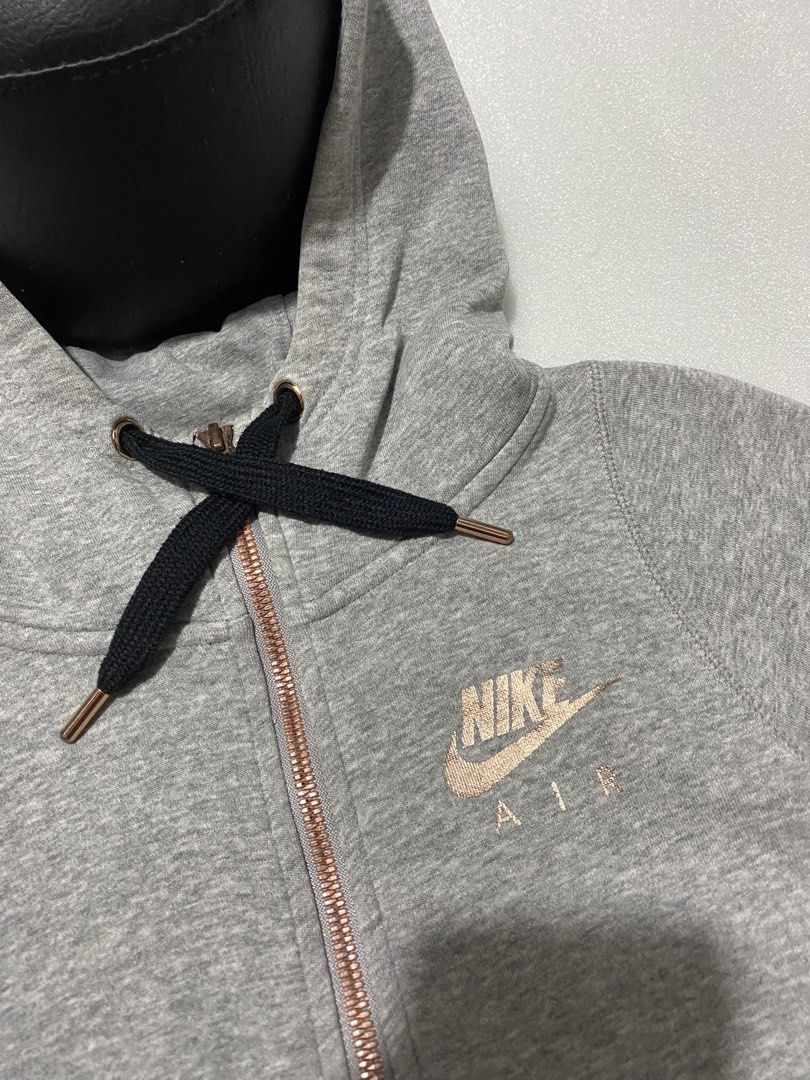 NIKE AIR CROPPED HOODIE (Category: Coats, Jackets and Outerwear) located in Manila. Submitted by brndn.rgld (Listing ID 1461764723, Image 3). Description: NEGO FOR SURE BUYER 21 / 21 LIKE NEW CONDITION NO ISSUE.