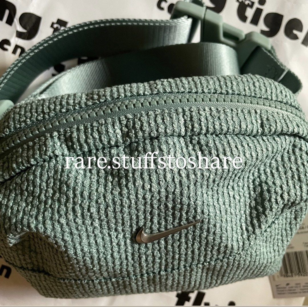 Nike Belt Bag (Category: Belt bags, Clutches and Pouches) located in Manila. Submitted by rare.stuffstoshare (Listing ID 1461693886, Image 3). Description: .
