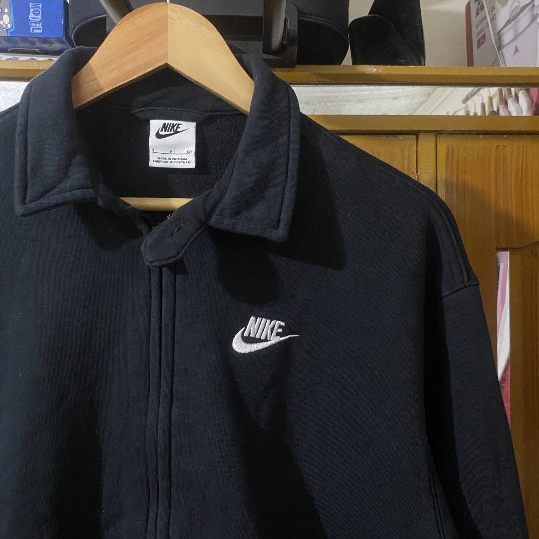 Nike Clubfleece Harrington Jacket (Category: Coats, Jackets and Outerwear) located in Manila. Submitted by 4114thrifts.ph (Listing ID 1461739665, Image 2). Description: Item Name: Nike Clubfleece Harrington Jacket (Details) • Size: Small on tag • Dimes: 22x26 • Color Rate: 9.3/10 • Issue/s: Need Wash Mine: 1,450 Free Shipping 📥 Dasmariñas City, Cavite, 4114📍.