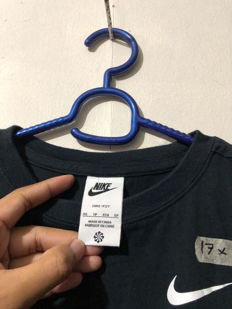 Nike Crop Top (Category: Activewear) located in Manila. Submitted by wildshark-33d3 (Listing ID 1461678788, Image 3). Description: Authentic Excellent condition Size Medium Women Fit No issue.