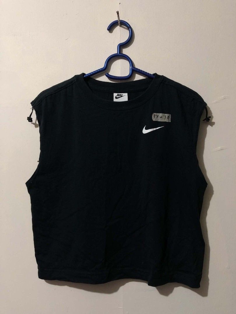 Nike Crop Top (Category: Activewear) located in Manila. Submitted by wildshark-33d3 (Listing ID 1461678788, Image 1). Description: Authentic Excellent condition Size Medium Women Fit No issue.