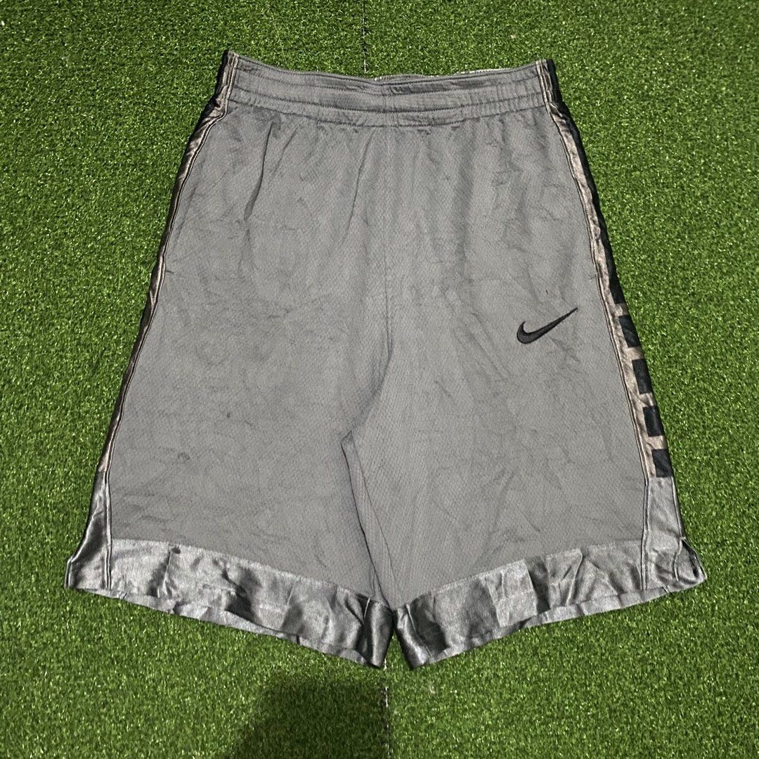 NIKE ELITE SHORT (Category: Shorts) located in Zaragoza. Submitted by kurlarances (Listing ID 1461658427, Image 1). Description: NIKE DRI FIT GRAY ‎ ‎dimes W28-30/L19 LEG 12 ‎condition VERY GOOD ‎color rate 9.9/10 ‎issue NEED WASH ‎.