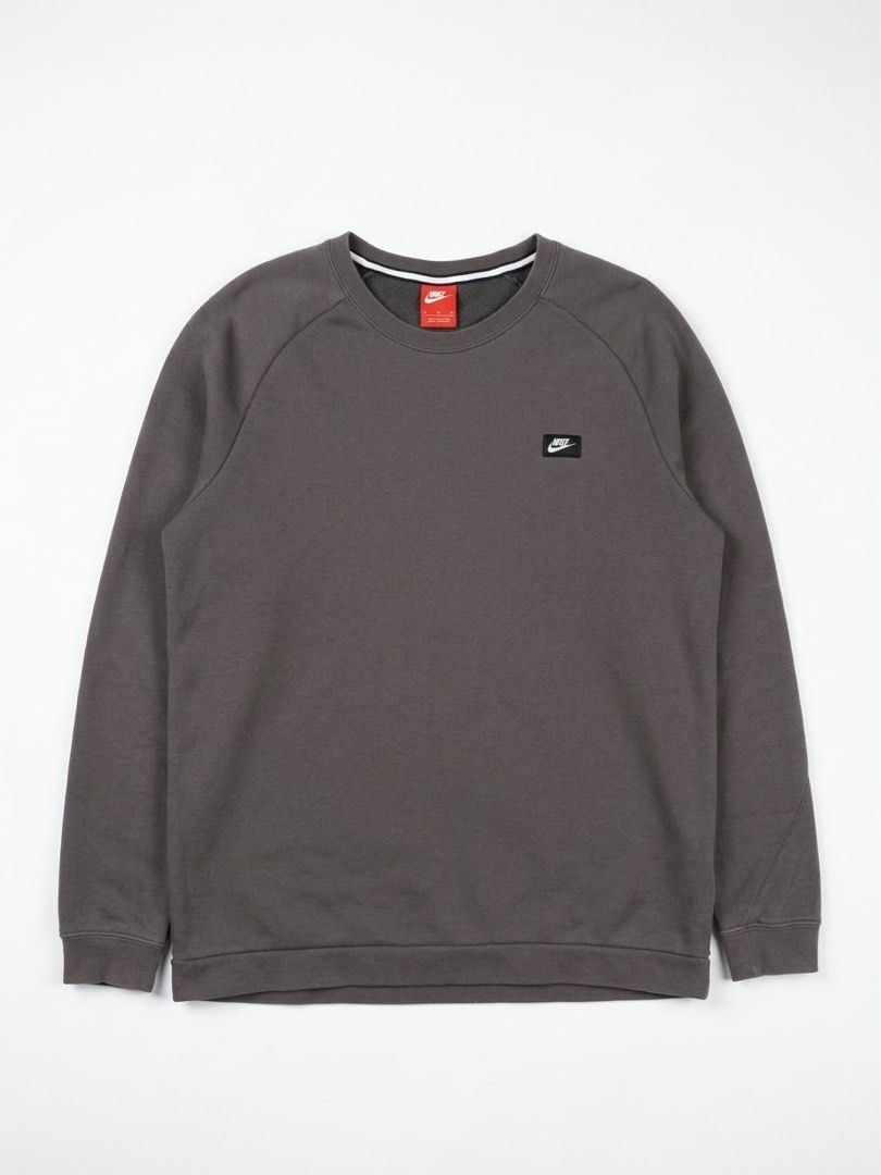 Nike Grey Crewneck Sweatshirt (Category: Coats, Jackets and Outerwear) located in Manila. Submitted by thrift_hustler (Listing ID 1461794125, Image 1). Description: - Classic grey Nike crewneck sweatshirt - Features a subtle Nike logo tag on the chest - Comfortable raglan sleeves for ease of movement - Ribbed cuffs and hem for a secure fit - Ideal for everyday casual styling.