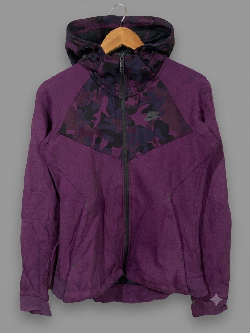 Nike Jacket (Category: Coats, Jackets and Outerwear) located in Paranaque City. Submitted by thrift_in_the_hoods (Listing ID 1461780254, Image 1). Description: Dimes: 19.x25 Size: Large Issue: None .