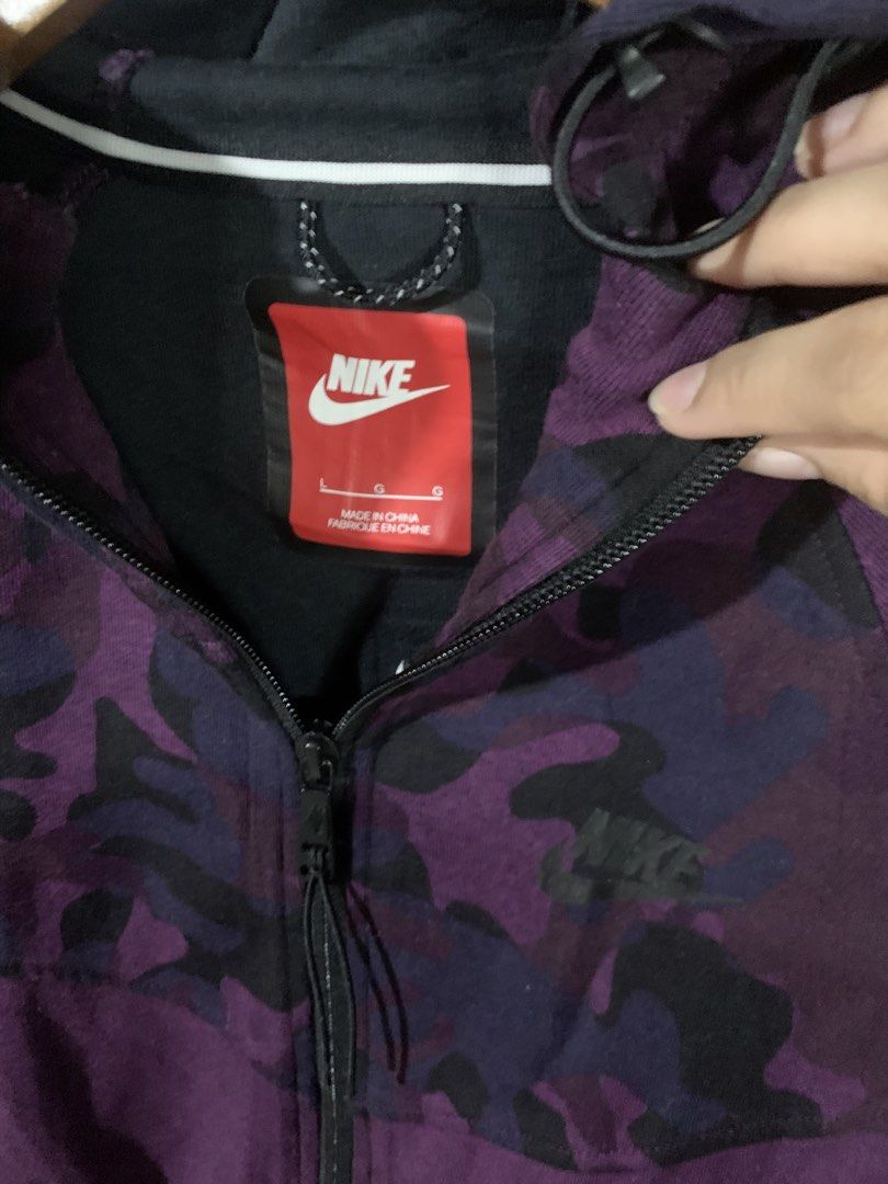 Nike Jacket (Category: Coats, Jackets and Outerwear) located in Paranaque City. Submitted by thrift_in_the_hoods (Listing ID 1461780254, Image 2). Description: Dimes: 19.x25 Size: Large Issue: None .