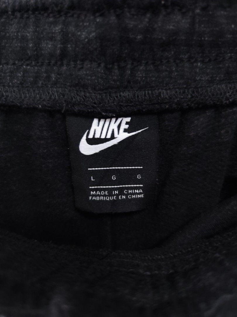 Nike Knit Shorts (Category: Shorts) located in Bulacan. Submitted by emilj23 (Listing ID 1461680690, Image 2). Description: Nike Knit Shorts Size L on tag L 21 W 32-36 Leg Hole 11 Condition 9.5/10 Color rate 9.5/10 No Issue.