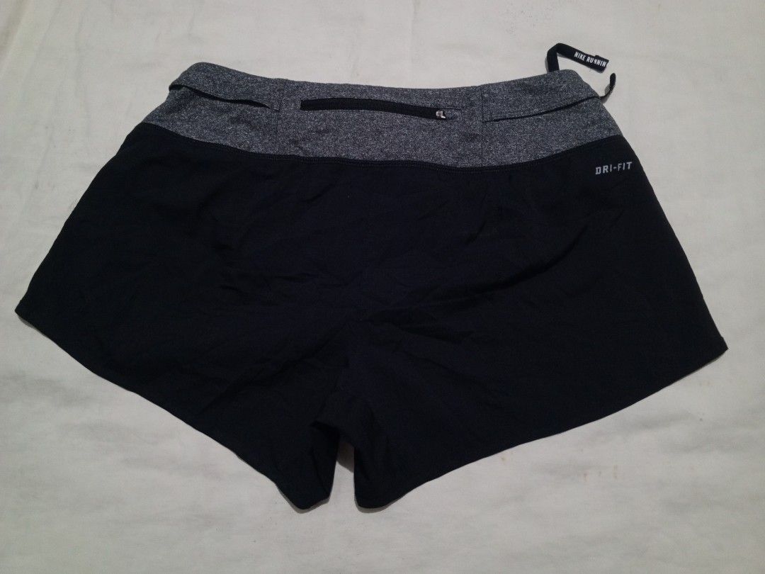 Nike Running Shorts (Category: Shorts) located in Santa Maria. Submitted by paulo-garcia21 (Listing ID 1461734529, Image 2). Description: small on tag 28-32 by 10 hem 11 excellent condition no issue.