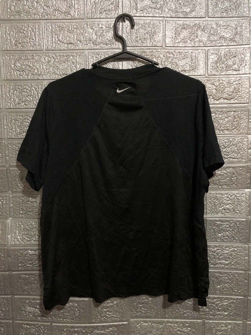Nike Running Top (Category: Activewear) located in Manila. Submitted by wildshark-33d3 (Listing ID 1461777812, Image 2). Description: Authentic Excellent condition Size 2xl Women No issue.