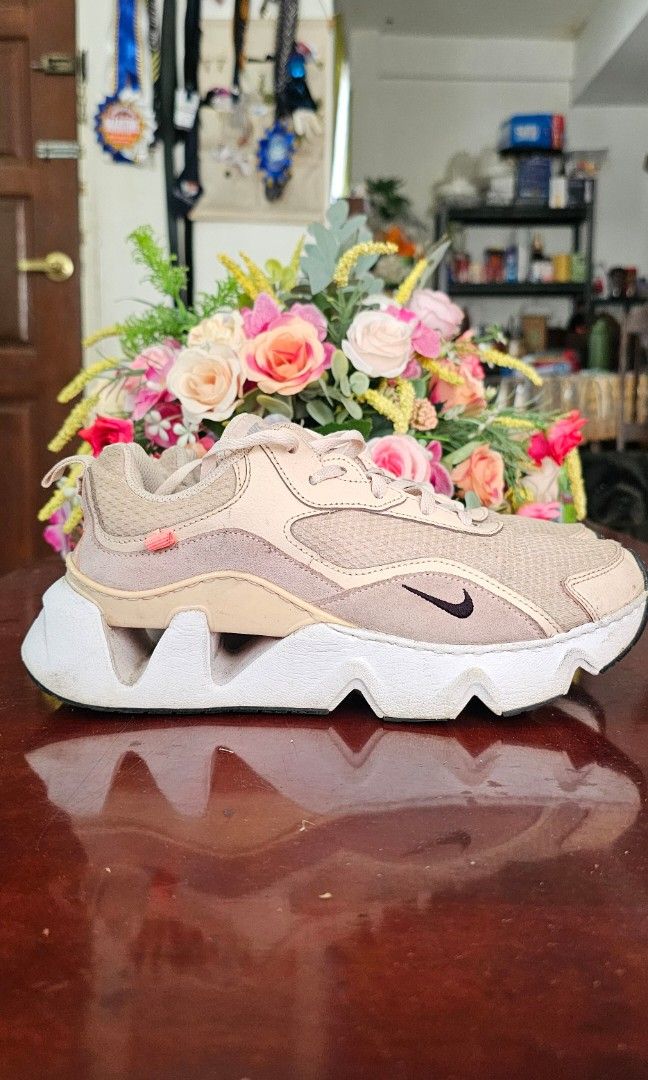 NIKE RYZ SHOES (Category: Sneakers) located in Cagayan de Oro. Submitted by gentlewoman1996 (Listing ID 1461603425, Image 1). Description: NIKE RYZ ORANGE PEARL.