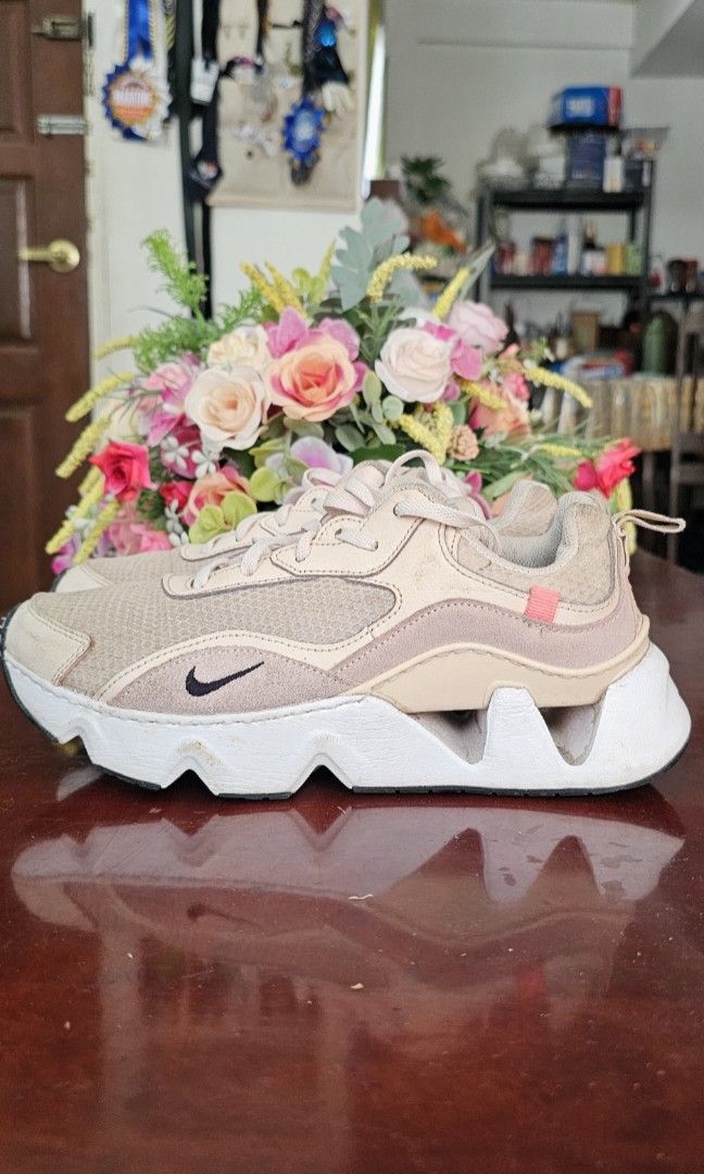 NIKE RYZ SHOES (Category: Sneakers) located in Cagayan de Oro. Submitted by gentlewoman1996 (Listing ID 1461603425, Image 2). Description: NIKE RYZ ORANGE PEARL.