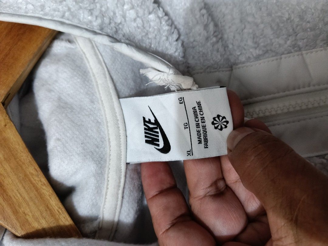 NIKE SHERPA (Category: Coats, Jackets and Outerwear) located in Masbate. Submitted by arielagost83627 (Listing ID 1461706581, Image 3). Description: Color Rate: 9.8/10 Dimes: 21x25 Issue: Need Wash Excellent Condition.