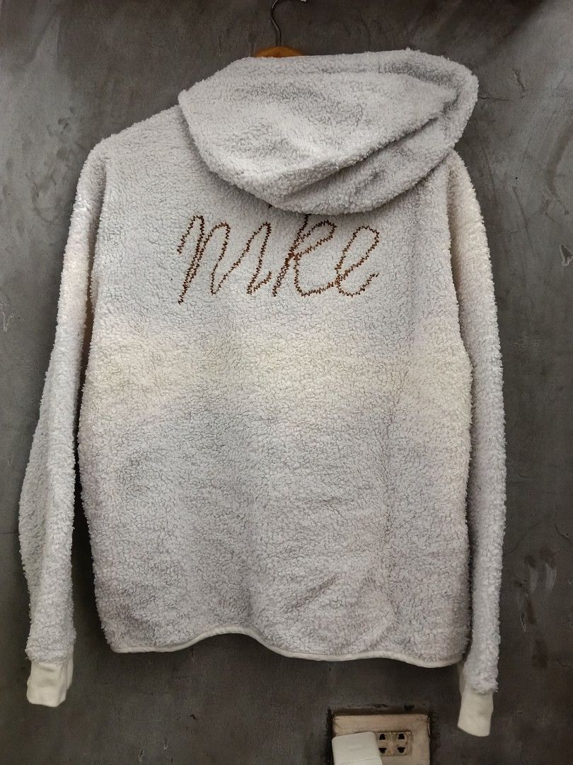 NIKE SHERPA (Category: Coats, Jackets and Outerwear) located in Masbate. Submitted by arielagost83627 (Listing ID 1461706581, Image 2). Description: Color Rate: 9.8/10 Dimes: 21x25 Issue: Need Wash Excellent Condition.