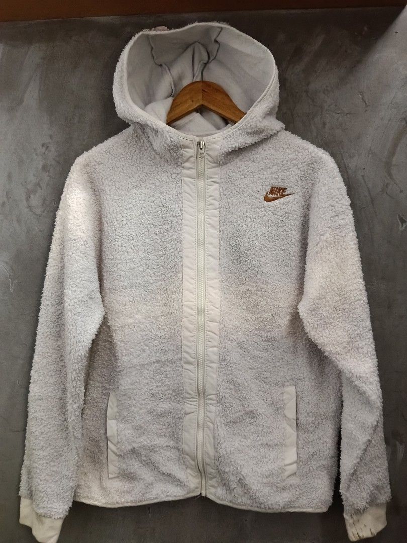 NIKE SHERPA (Category: Coats, Jackets and Outerwear) located in Masbate. Submitted by arielagost83627 (Listing ID 1461706581, Image 1). Description: Color Rate: 9.8/10 Dimes: 21x25 Issue: Need Wash Excellent Condition.