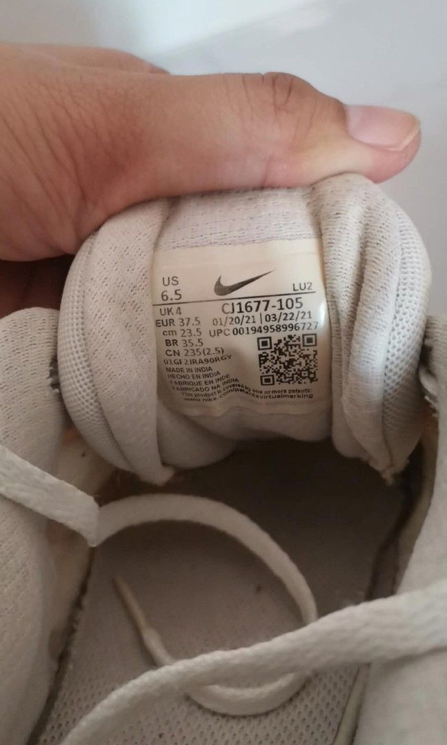 Nike shoes women (Category: Casual Shoes) located in Antipolo. Submitted by zealhorse_4b1730 (Listing ID 1461645948, Image 2). Description: Visible flaws sign of usage Yellow stain Still good soles and comfy to use.