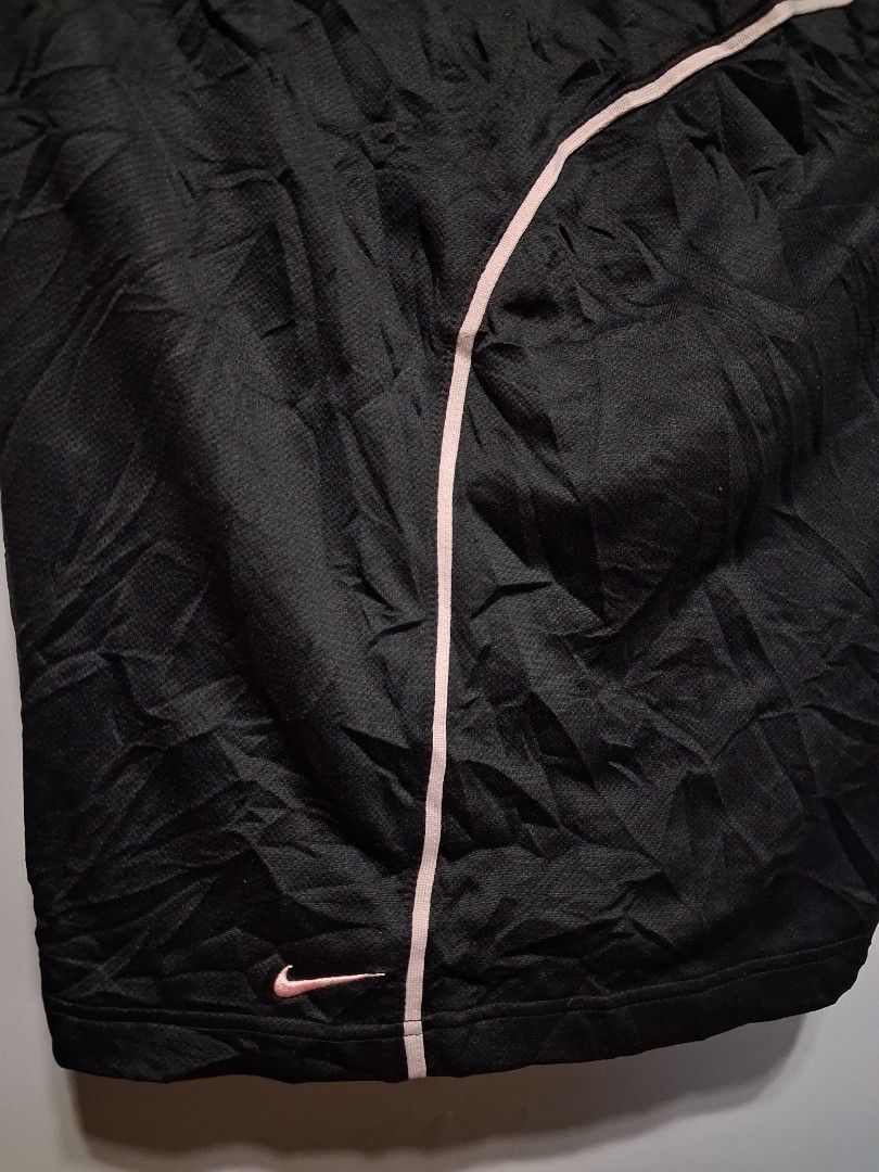 Nike Team Black Athletic Shorts Size L (Category: Shorts) located in Pamplona. Submitted by edrick_thrift (Listing ID 1461614196, Image 2). Description: - Black Nike athletic shorts - Features a drawstring waist - Curved pink stripe detail - Small pink Nike swoosh logo on right leg - Made in Indonesia - Ideal for sports or casual wear.