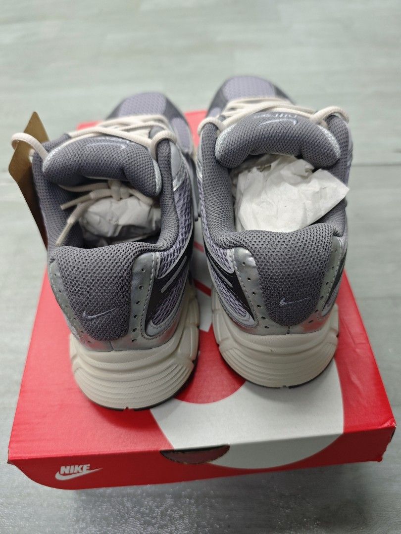 清倉斷碼男女適用Nike V5 RNR 復古休閒運動鞋，配色為水泥灰與霧灰 （分類：波鞋）位於 Hong Kong。 由 accounts86195 提交（商品編號 1461659004，圖片 3）。簡介： 清倉斷碼男女適用Nike V5 RNR 復古休閒運動鞋，配色為水泥灰與霧灰 顏色：配色為水泥灰與霧灰 Size : US7 / EU 40 / UK 6 - 1對 有鞋盒提供 照片只供參考 貨物出門，恕不退換， 介意勿拍 交收時間: 星期一至星期五上午10:00 至下午4:30 (公眾假期除外) 交收地址: 必需到葵涌3號貨櫃碼頭亞洲貨櫃物流中心B座地下大堂或地下停車場交收 如地鐵站(只限美孚/ 荔景/ 葵芳) 交收, 需另加HKD30.00 附加費 或可用順豐 (上門取件) 或自行約其他運輸到取送貨 (如GOGO VAN / 跑腿 (騎手或步兵) (運費自付) Code: CTN2FMT04R3 。