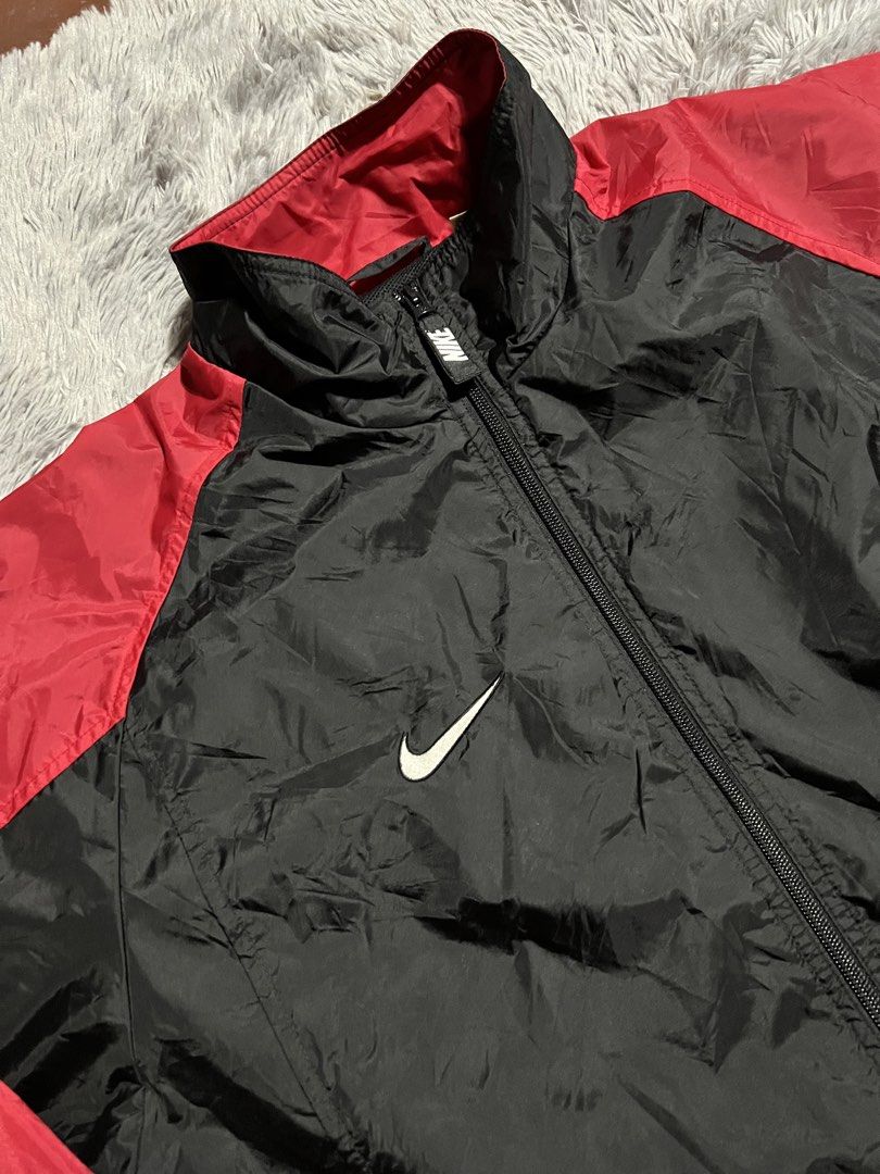 Nike vintage (Category: Coats, Jackets and Outerwear) located in Manila. Submitted by loreenajoc (Listing ID 1461756092, Image 2). Description: Nike vintage Excellent Size 105 XL 25x30x32 Issue: print lang No pinholes.