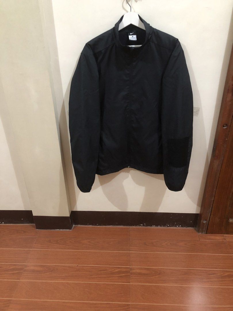 Nike Windbreaker Black Jacket (Category: Coats, Jackets and Outerwear) located in Oas. Submitted by alithrifthunter (Listing ID 1461658412, Image 2). Description: .