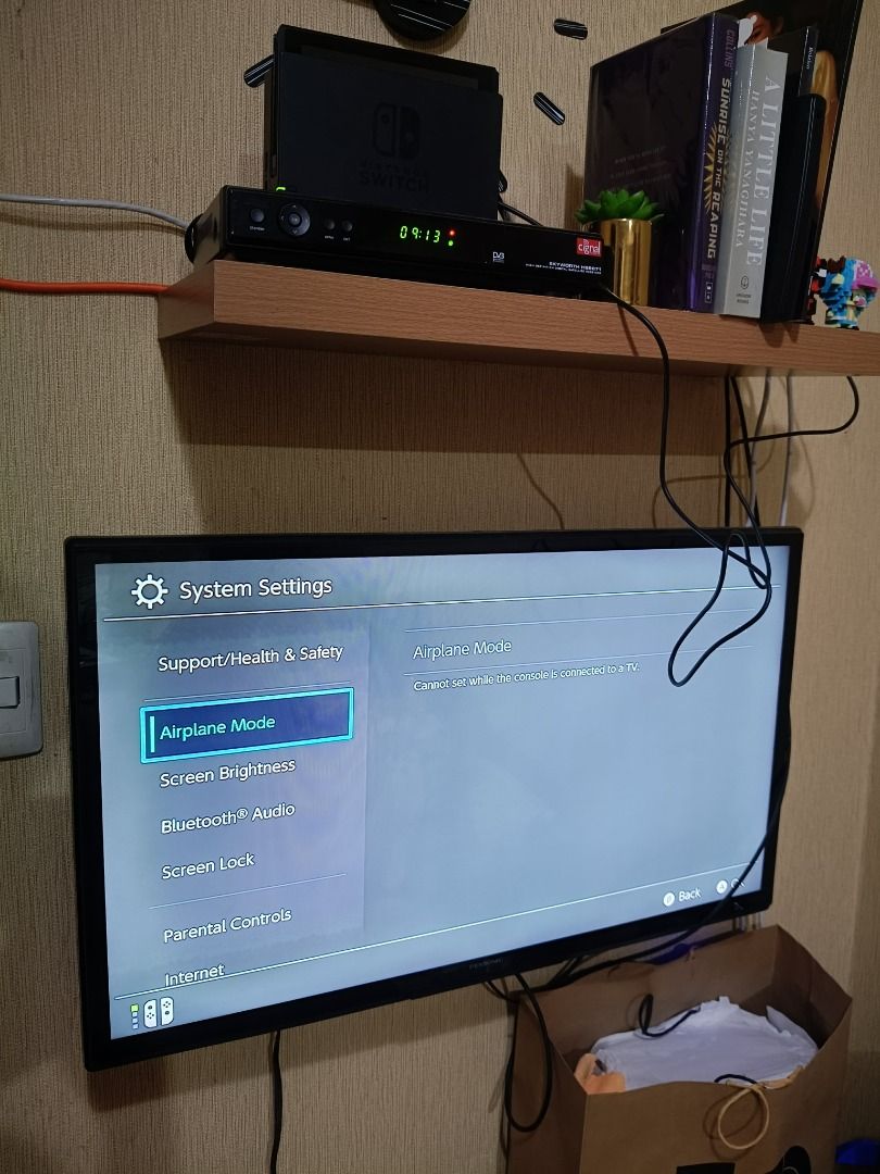 Nintendo Switch Unpatched / Jailbreak-able *No SD card included* (Category: Nintendo) located in Quezon City. Submitted by milevs (Listing ID 1461563576, Image 3). Description: Unpatched / Jailbreak-able Nintendo Switch V1 *SD card not included* Accessories included: - Docking - JoyCon Grip - Charger - Joycon strap No issues, you can test upon meetup so no refunds after transaction. Location: Muntinlupa / Alabang Location for meetups along Antipo