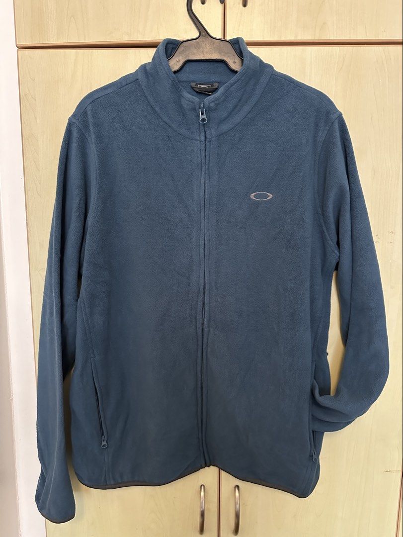 Oakley Blue Fleece Jacket M/M (Category: Coats, Jackets and Outerwear) located in Quezon City. Submitted by mancave_stuff (Listing ID 1461613401, Image 1). Description: - Oakley fleece jacket in a stylish blue color. - Full zip front for easy wear. - Convenient pockets for your essentials. - Iconic Oakley logo displayed on both the chest and back. - Size Medium (M): W23” x L29” - Ideal for layering to stay warm..
