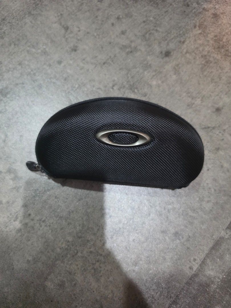 Oakley Hard Case Pouch Original (Category: Activewear) located in Manila. Submitted by luxurycarpartsphilippinesinc. (Listing ID 1461566935, Image 1). Description: Oakley Shades Hard Case Pouch Original 1st Owner Location in Makati Actual Photo is posted Php 1,800 In God We Trust.