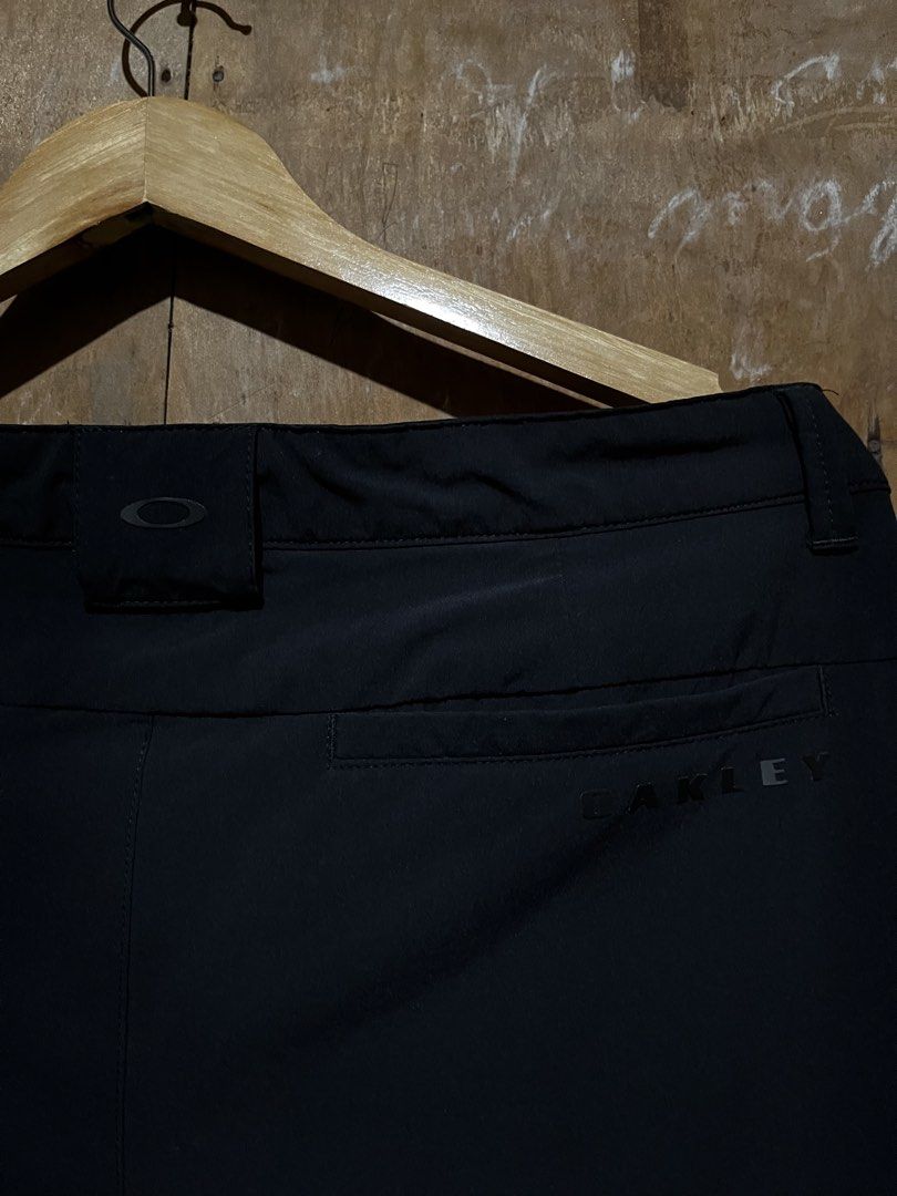 Oakley hiking pants (Category: Activewear) located in San Jose. Submitted by thriftfindsarchive (Listing ID 1461730980, Image 2). Description: - Size M -Width’ 34 -Length’ 37 -Tigth 12 -Leg opening 7 -Issue: need to wash only -nylon material -water proof -good as new -good for hiking -color rate 9/10 -fave ✨.