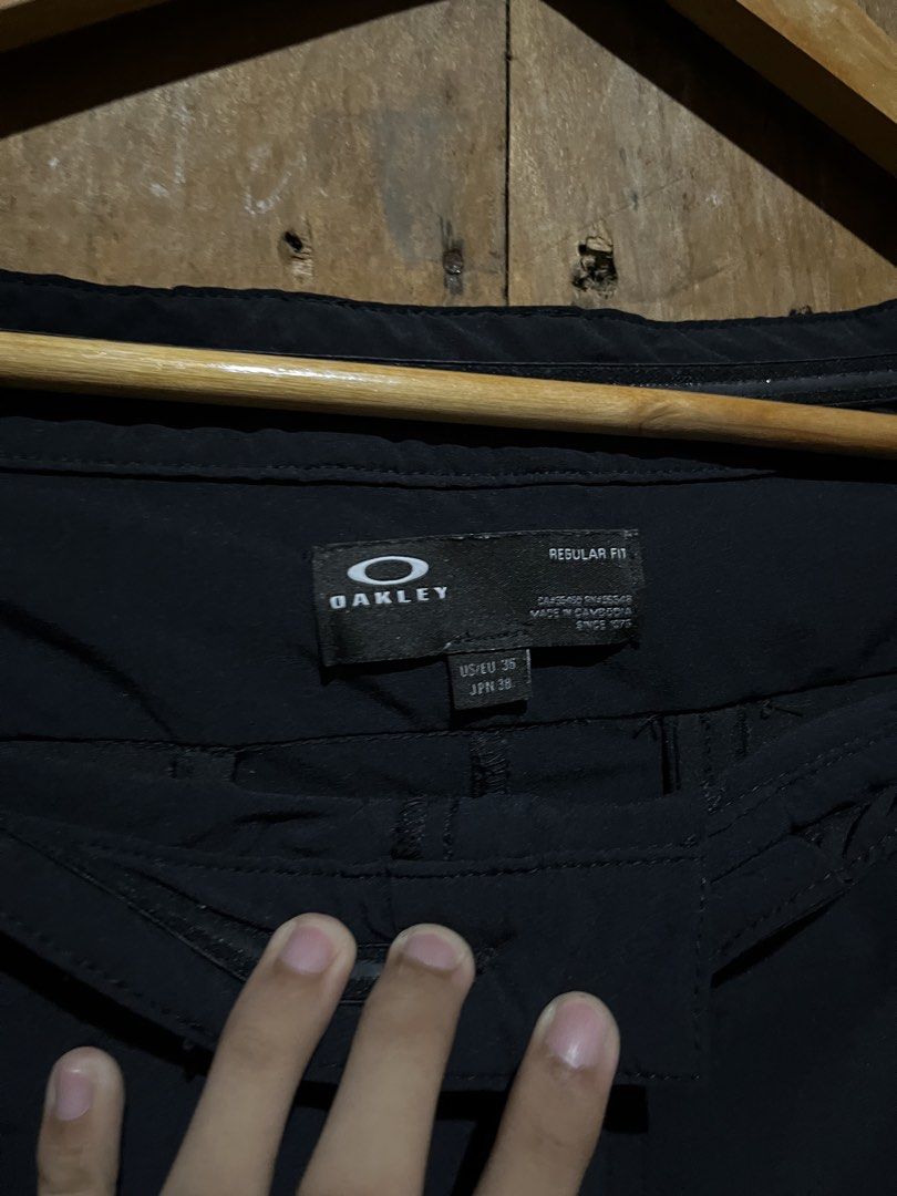 Oakley hiking pants (Category: Activewear) located in San Jose. Submitted by thriftfindsarchive (Listing ID 1461730980, Image 3). Description: - Size M -Width’ 34 -Length’ 37 -Tigth 12 -Leg opening 7 -Issue: need to wash only -nylon material -water proof -good as new -good for hiking -color rate 9/10 -fave ✨.