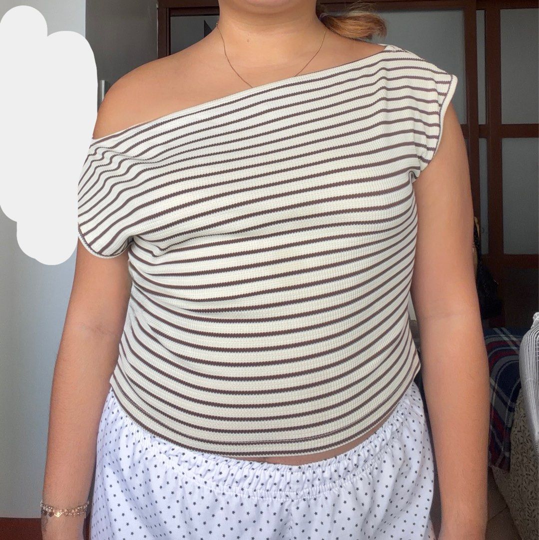 Off shoulder top (Category: Blouses) located in Manila. Submitted by ynasbr (Listing ID 1460787806, Image 3). Description: decluttering :)).