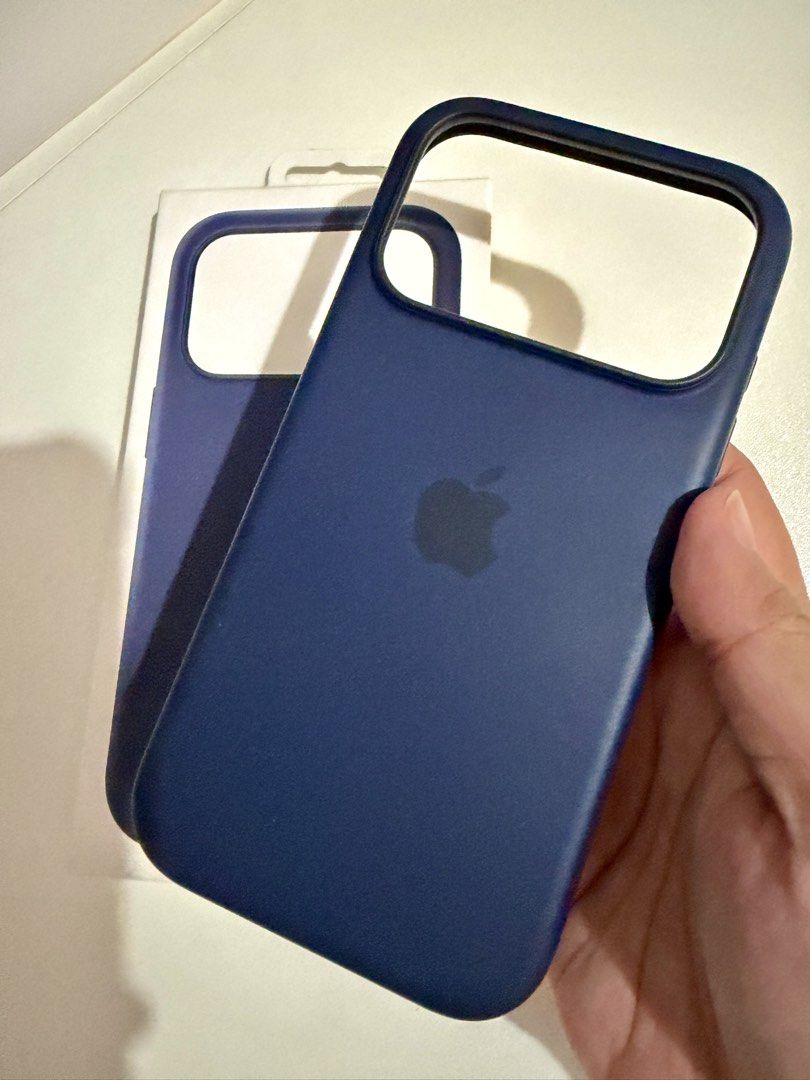 OG iPhone 17Pro Silicon Case in Midnight (Category: Cases & Sleeves) located in Silang. Submitted by prelovedbyhannah19 (Listing ID 1461638178, Image 2). Description: - Bought from The Loop by PowerMac on Sh0pee - Color: Midnight - MagSafe ready: Yes - Has camera control button - No flaws, scratches,dents. .