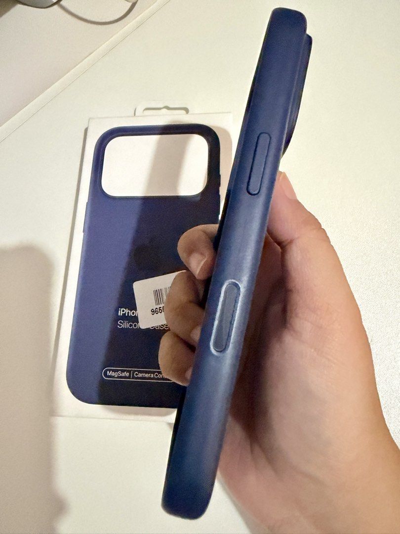 OG iPhone 17Pro Silicon Case in Midnight (Category: Cases & Sleeves) located in Silang. Submitted by prelovedbyhannah19 (Listing ID 1461638178, Image 3). Description: - Bought from The Loop by PowerMac on Sh0pee - Color: Midnight - MagSafe ready: Yes - Has camera control button - No flaws, scratches,dents. .