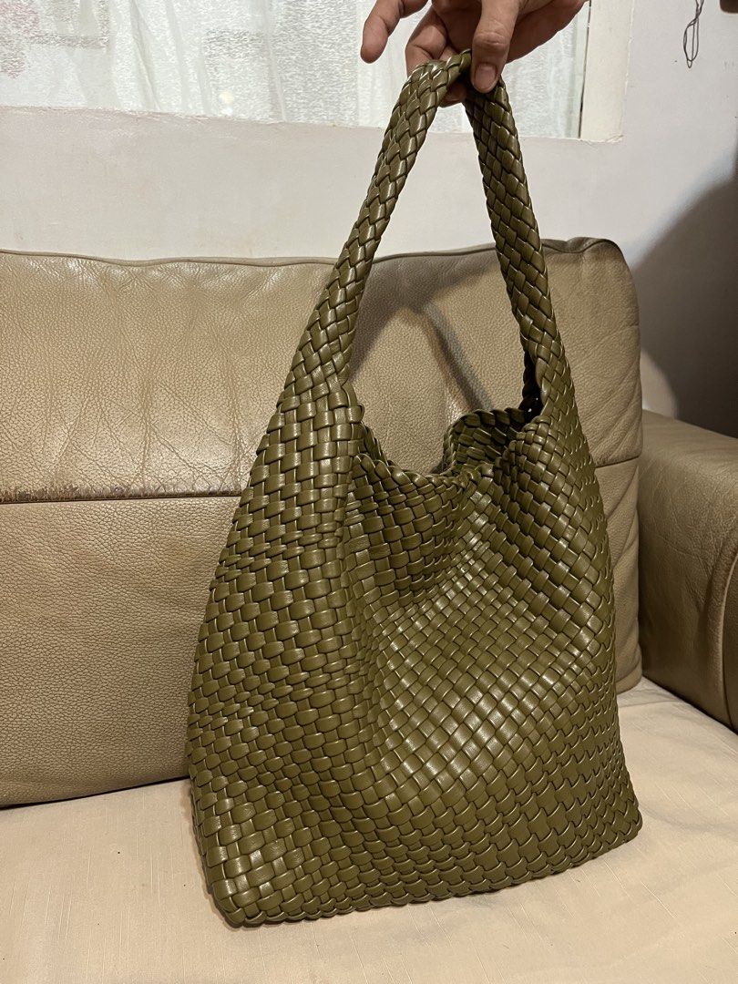 Olive Green Woven Tote Bag (Category: Tote Bags) located in Calamba. Submitted by jupreloved_ (Listing ID 1461586798, Image 2). Description: Olive green woven tote bag. Large, perfect for daily use. Features a nice woven texture, interior pouch, and comfy straps. Stylish and practical for your essentials. Brand: No Brand Size: Large Shipping through J&T. Payment are strictly through GCASH only, no COD. Exact size and color may be different from t