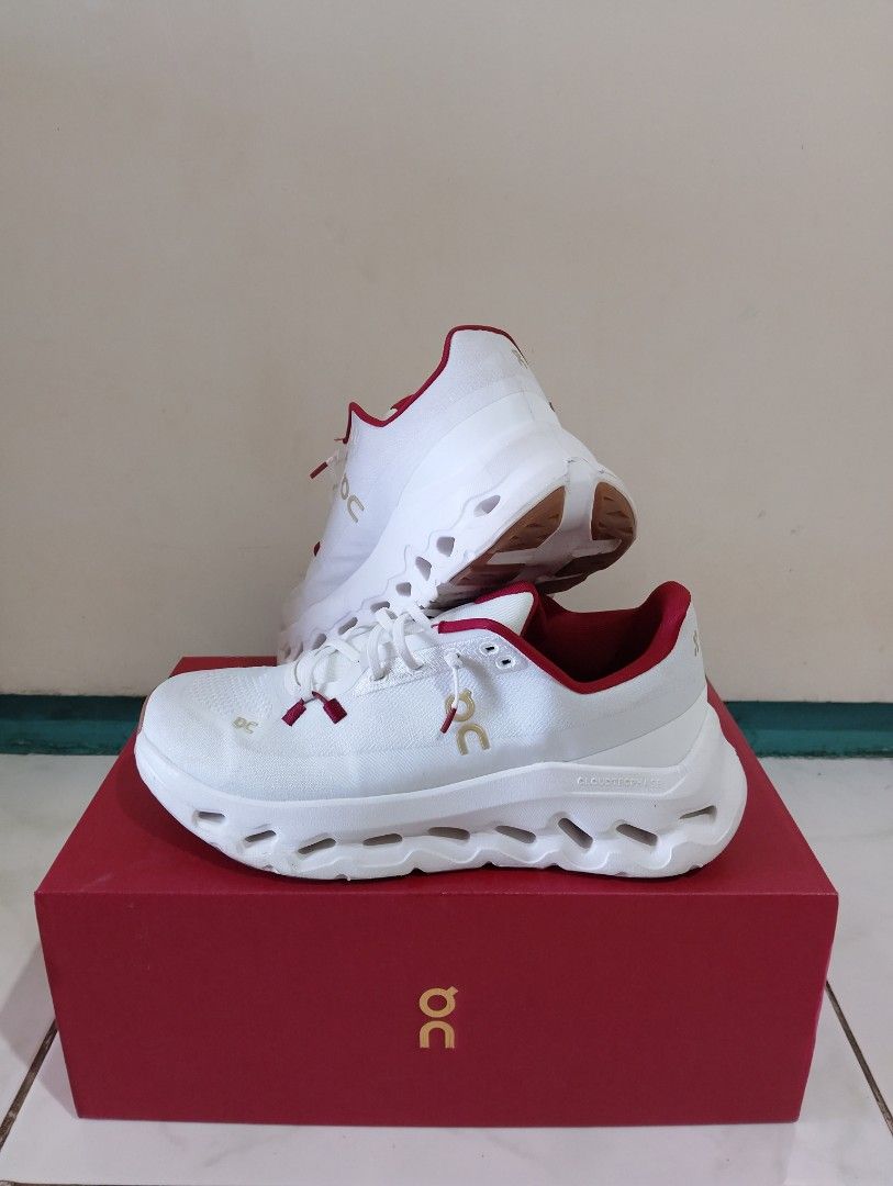 Oncloud Tilt (Category: Sneakers) located in Santa Cruz. Submitted by jm.co (Listing ID 1461633319, Image 2). Description: Forsale Oncloud Tilt Chinese New Year size 7" / 38cm no issue brandnew complete with box for ony 1,200php only stacruz laguna.