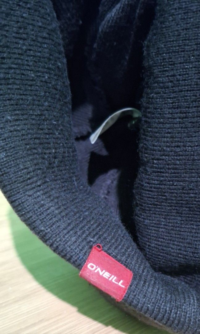 Oniel Brown Knit Beanie (Category: Beanies) located in Manila. Submitted by darth3pter (Listing ID 1461748816, Image 2). Description: issue: Lints.