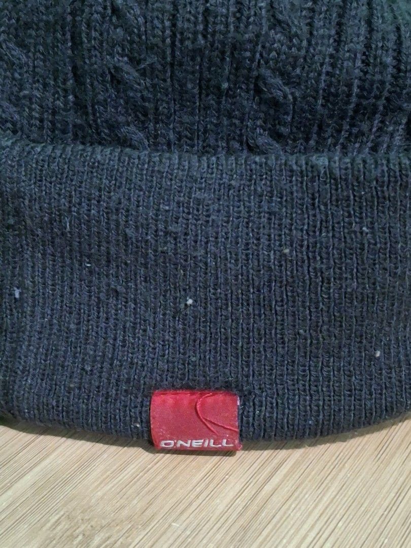 Oniel Brown Knit Beanie (Category: Beanies) located in Manila. Submitted by darth3pter (Listing ID 1461748816, Image 3). Description: issue: Lints.