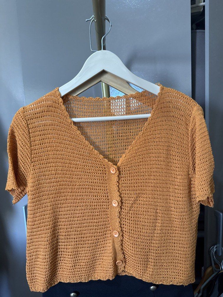 Orange Knitted Cropped Top (Category: Blouses) located in Mexico. Submitted by studioleraph (Listing ID 1461794999, Image 1). Description: 🛍️ Perfect for your personal wardrobe or reseller business 🫶 👗 The actual item being sold is the original garment shown in the product photos. Small differences in fit, drape, color, texture, or details may occur. 💌 Condition: • Preloved; Please wash the items before wearing. • Please manage expectations a