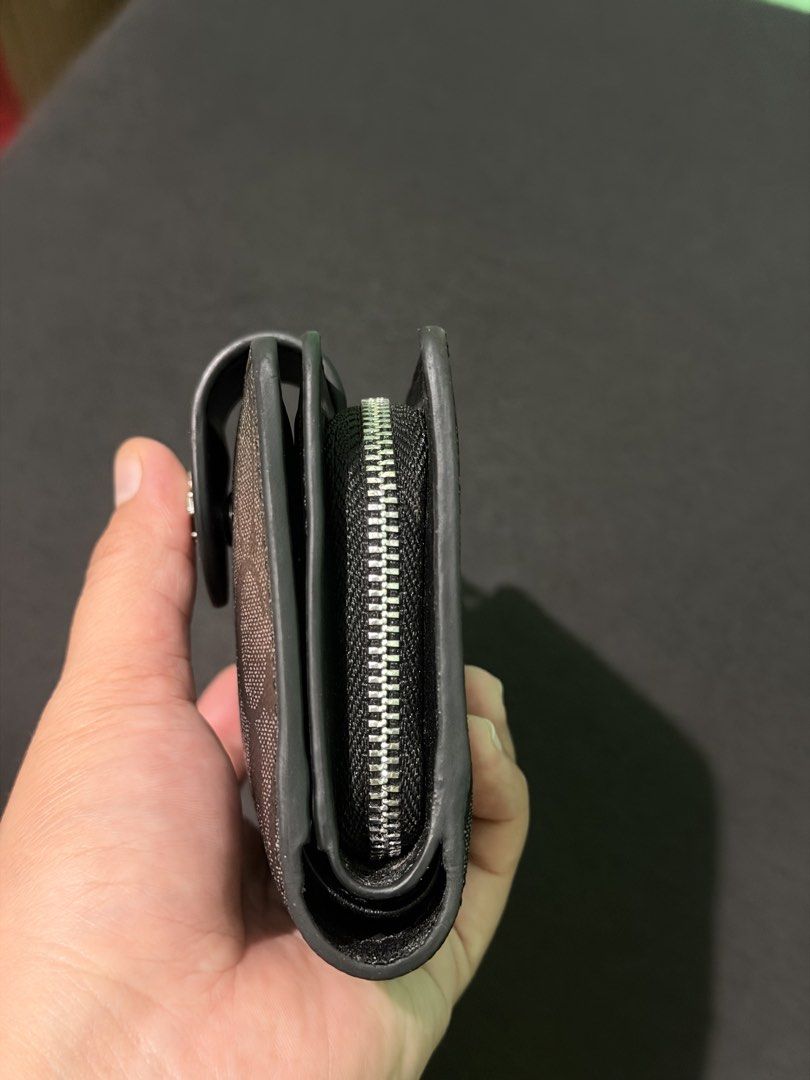 Original Coach Medium Corner Zip Wallet good as new (Category: Wallets & Card holders) located in Manila. Submitted by _declutterprelovezz (Listing ID 1461740405, Image 3). Description: Original coach wallet once use super nice ganda neto classic .
